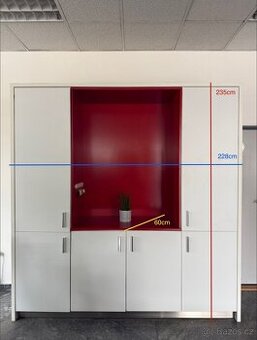 Kancelářská skříň v dobrém stavu (v235 x š228 x h60)