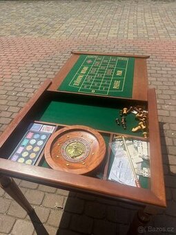 Šachy, ruleta, karty, dřevěný stůl.