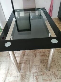 Prodám stůl se skleněnnou deskou