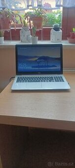 💻 Dell Inspiron 5570 (stříbrný) – i5, SSD, Radeon, CD mecha