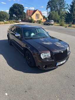 Vínový Chrysler 300c Touring. 3.5V6 183kw RWD - 1