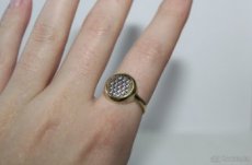 Zlatý dámský prsten se zirkony