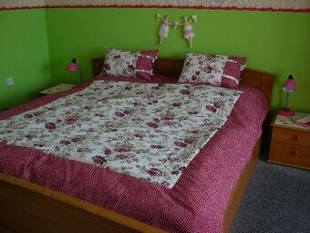 Přehoz přes postel a polštáře