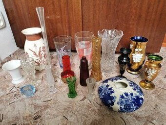 Vázy různého stáří, materiálu a velikosti