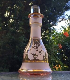 Skleněná růžová karafa se zlacením