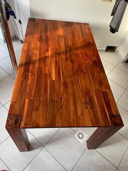 Masivní jídelní stůl z akátu