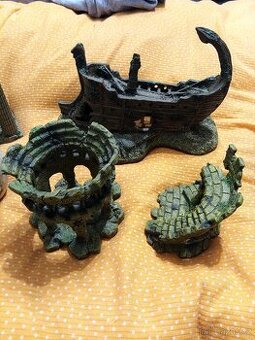 Plastové akvarijní doplňky a rostliny