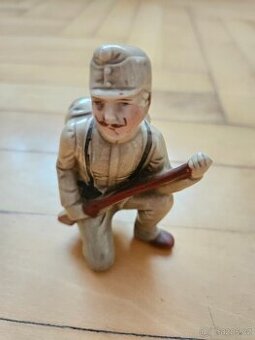 Starožitná porcelánová figurka vojaka