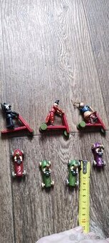 Dřevěné figurky a autíčka