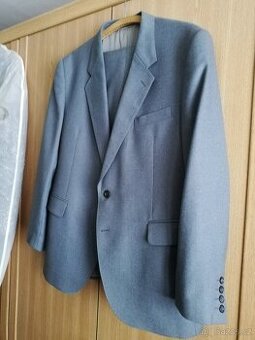 oblek šedý