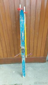 Staré dětské dřevěné lyže + hůlky