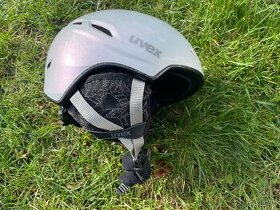 Lyžařská helma UVEX
