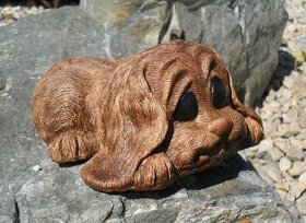Zahradní dekorace - pes ležící, pejsek, umělý kámen