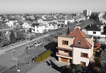 Unikátní dvougenerační vila, pozemek 540m2, studna, Hradec K