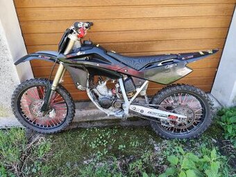 Rozprodám na díly Husqvarnu cr 125