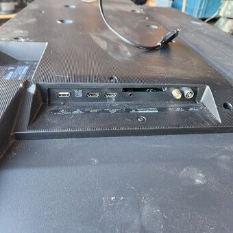 HISENSE SMART LCD TV NA OPRAVU - 1