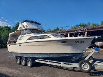 Kajutová motorová loď Trojan F26 Flybridge