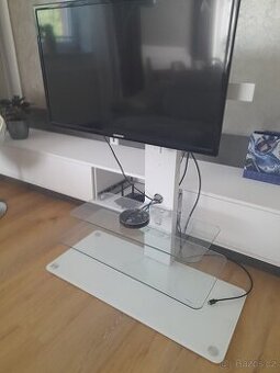 Držák na televizi - možno včetně televize a set-top boxu