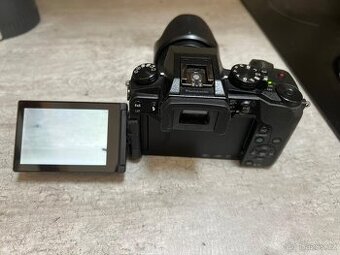 Panasonic Lumix G7 + 14-42mm lens + SD karta 32gb + stativ