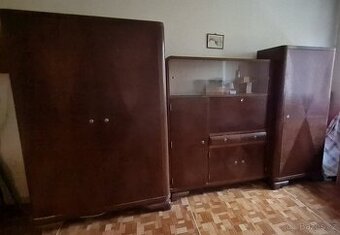 Tmavá skříňová sestava