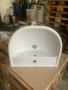 Bílé umyvadlo s krytem na sifon