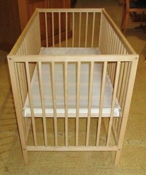 Dětská postýlka z borovice - celomasiv - Výborný stav