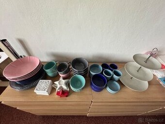 Ikea, talíře, misky, hrnky, podtácky, dekorace, etažér