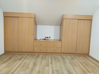 Vestavná šatní skříň