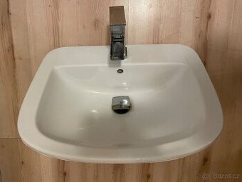 Umyvadlo pekne s designovou baterii