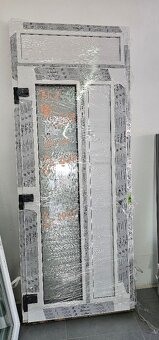 Dveře plastové vchodové