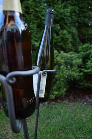 Stojánek na pivo k bazénu nebo na grilovačku