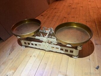 Starožitné váhy s mosaznými miskami