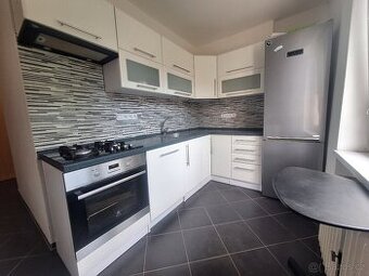 2+1, 60 m2, po rekonstrukci, slušní sousedé, nízké náklady