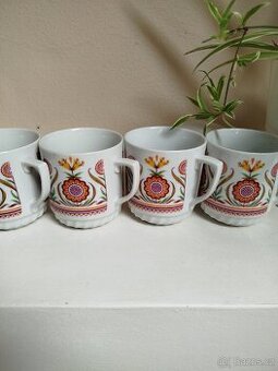 Hrničky nepoškozené 4 ks.+5skleniček na víno.