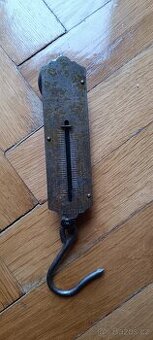 Prodám starou závěsnou pružinovou váhu s hákem, zn. Rebure