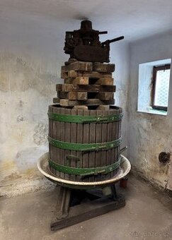 Historický lis na víno