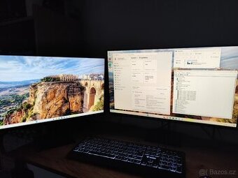 Starší herní PC se 2 monitory