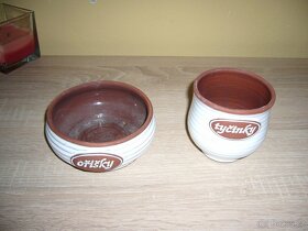 Různé hrnky a skleničky.