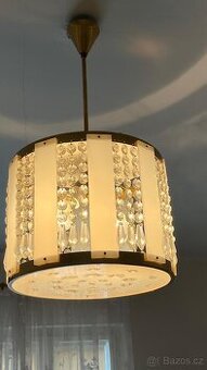 Lustr s kristalovymi ozdobami