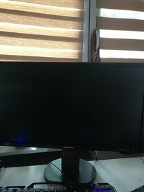 Herní počítač s monitorem