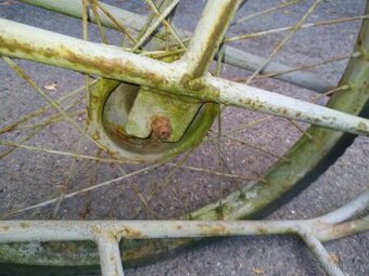 Kára s kolama z motocyklu..