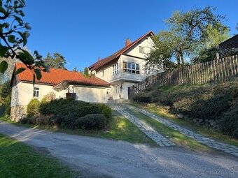 Rodinný dům 330m2 + zahrada 1737m2, 2 bytové jednotky, garáž - 1