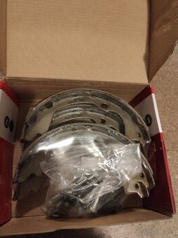 JEEP WK2 Grand Cherokee brzdove pakny bubnove rucni brzdy