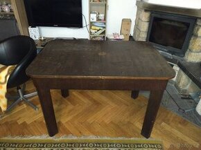 Poctivý dřevěný stůl před renovací