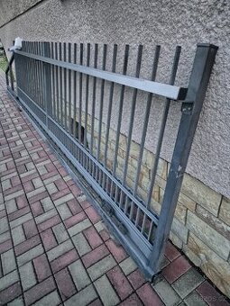 Zinkovaná posuvná brána