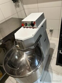 Prodám hnetač na 50kg testa 60l