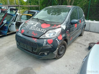 Peugeot 107 1.0 ( 1KR ) 50kW r.2012 černá na náhradní díly
