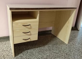 Pracovní nebo dětský stůl