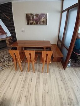 Dřevěný jídelní stůl