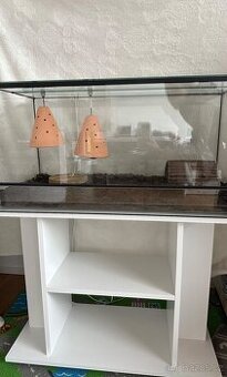 Stolek pod terarium